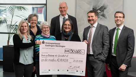 Spendenübergabe mit symbolischen Scheck über 30.000 € an die Geschäftsführung der medius KLINIKEN