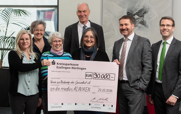 Spendenübergabe mit symbolischen Scheck über 30.000 € an die Geschäftsführung der medius KLINIKEN