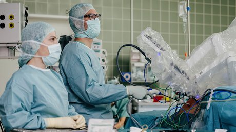 PD Dr. Tobias Leibold im Robotischen Zentrum der medius KLINIK OSTFILDER-RUIT