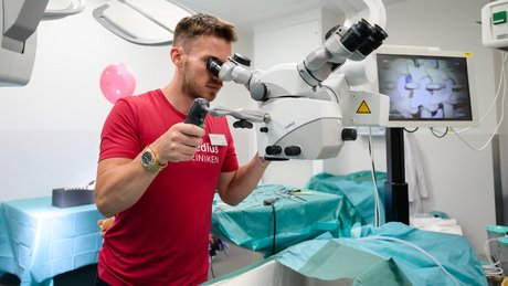 Besucher an Mikroskop