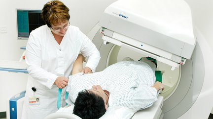 Pflegekraft mit Patientin vor CT 