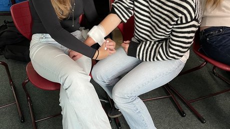 Schülerinnen üben Verbände