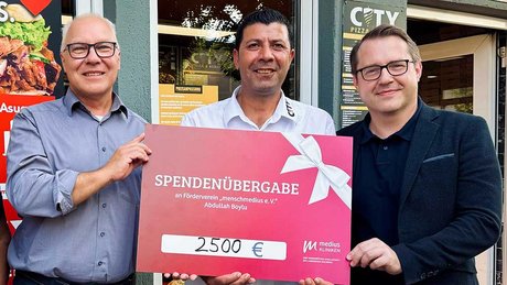 Spendenübergabe an menschmedius e.V.