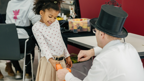 Andreas Conzelmann formt Luftballons für eine kleine Besucherin