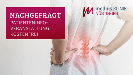 Mann fasst sich an den schmerzenden Rücken