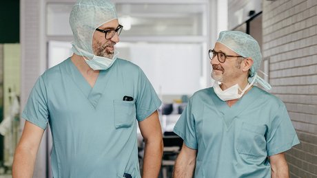 Chefarzt Dr. Leibold und Oberarzt Dr. Huiss Allgemeinchirurgie auf dem Flur im Gespräch