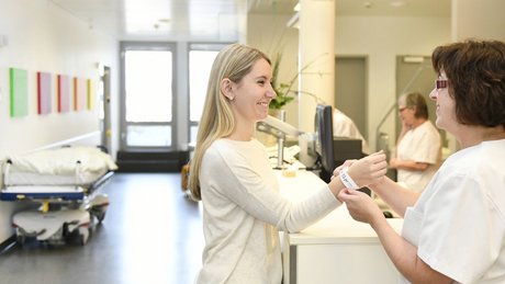 Patientin bei der Anmeldung im Zentrum für Ambulantes Operieren, medius KLINIK KIRCHHEIM