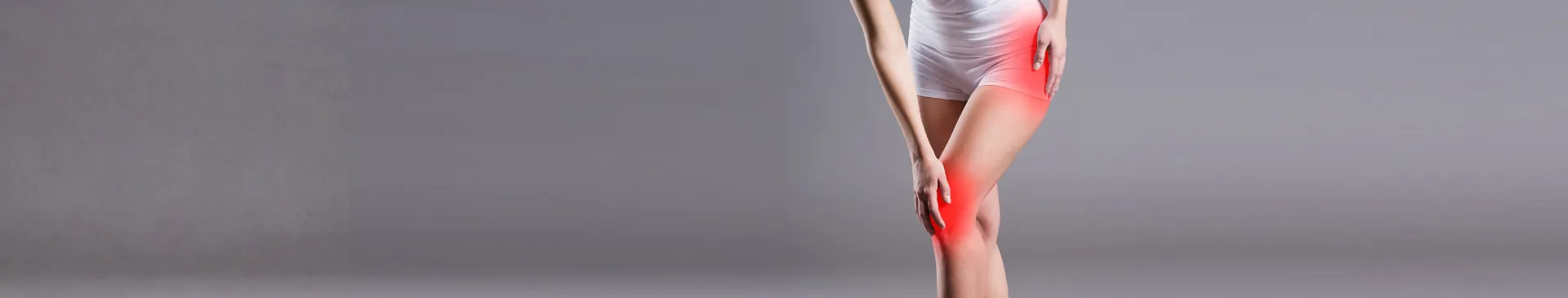 Frau mit schmerzhafter Hüfte und Knie als Symbolbild für Veranstaltung der medius KLINIK NÜRTINGEN