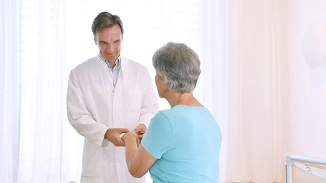 Prof. Hellmich, Chefarzt der für Innere Medizin, Rheumatologie, Pneumologie, Nephrologie und Diabetologie