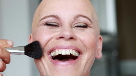 Kosmetikseminare können Therapie und Lebenshilfe für Krebspatientinnen sein, Bild: DKMS