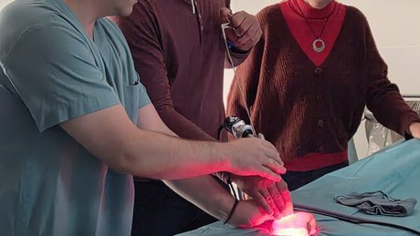 Hands-on endoskopische Bandscheiben-OP Dr. Kaminski mit Besucher