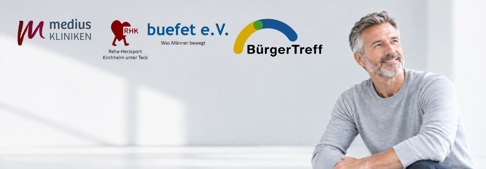 Sitzender Mann mit Logos aller Beteiligten