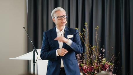 Prof. Dr. Klump hält einen Vortrag