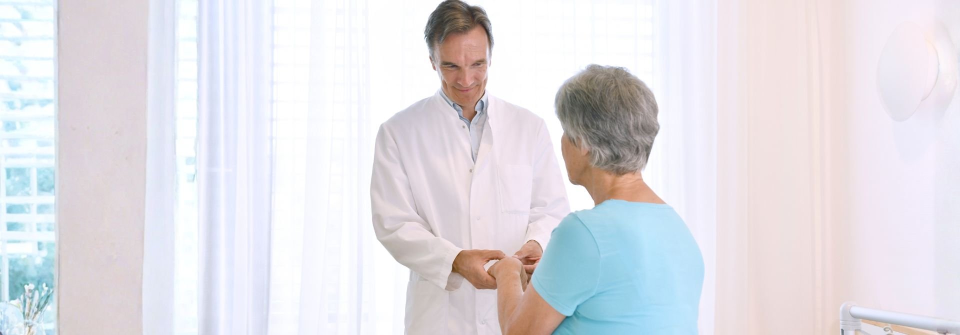 Prof. Dr. Hellmich im Patientengespräch mit einer Rheuma-Patientin