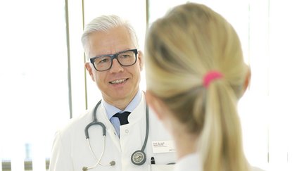 Prof. Klump im Gespräch mit Patientin