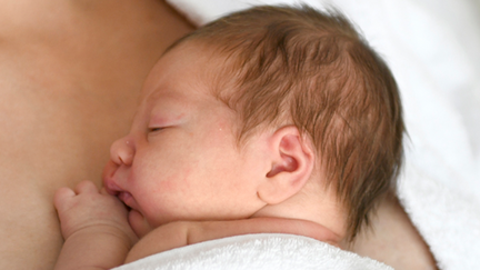 Baby auf Brust, Hebammenkreißsaal, medius KLINIK NÜRTINGEN 
