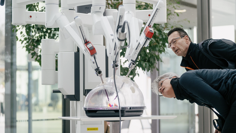 Besucher begutachten die Roboterarme des Da Vincis