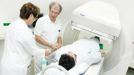 Dr. Zantke mit Pflegekraft und Patientin vor CT