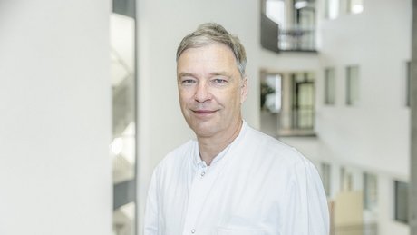 Dr. Rudolf Hipp, Sektionsleitung der Klinik für Knie- und Hüftendoprothetik 