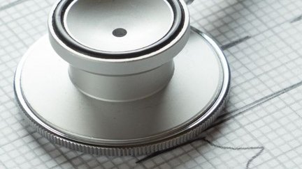 Stethoskop-Untersuchung in der MVZ-Praxis Kardiologie an der medius Klinik Ostfildern-Ruit