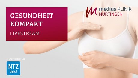 Frau tastet ihre Brust ab