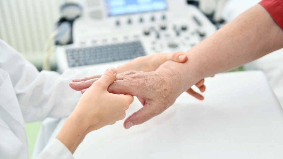 Patientin mit Rheuma wird untersucht in der Rheumaambulanz der medius KLINIK KIRCHHEIM