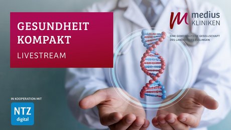 Arzt hält DNA Modell in den Händen als Symbol der personalisierten Krebstherapie an den medius KLINIKEN