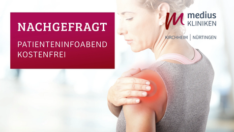 Frau fasst sich an die schmerzende Schulter